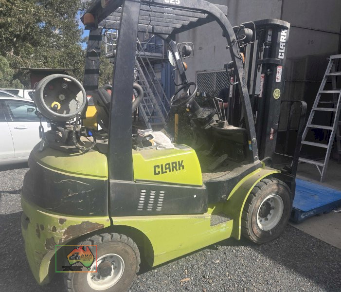 2011 CLARKE C25L FORKLIFT