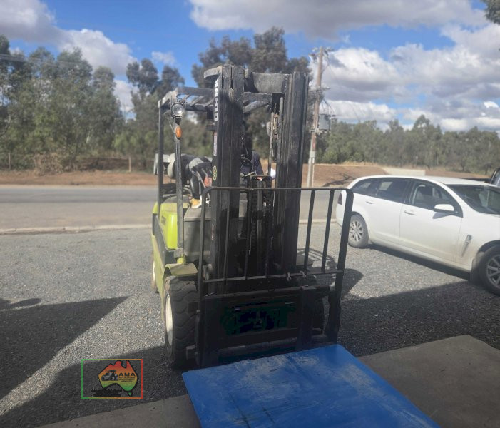 2011 CLARKE C25L FORKLIFT