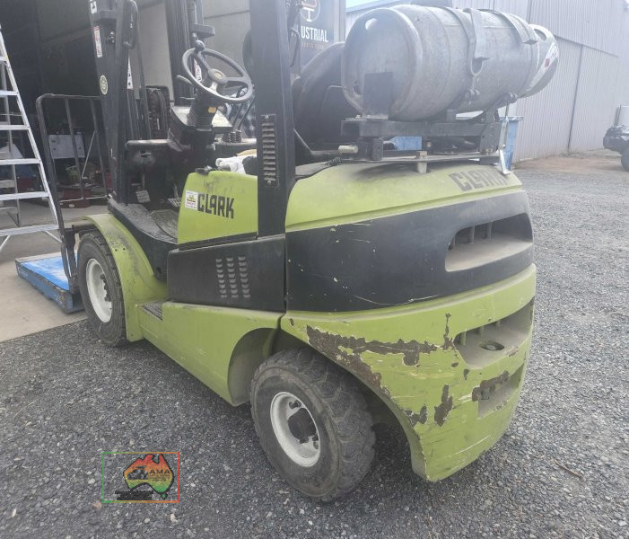 2011 CLARKE C25L FORKLIFT