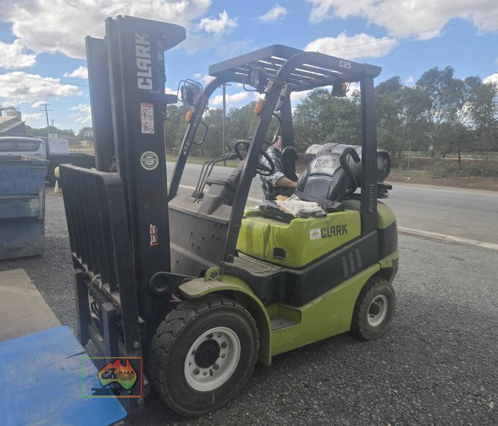 2011 CLARKE C25L FORKLIFT