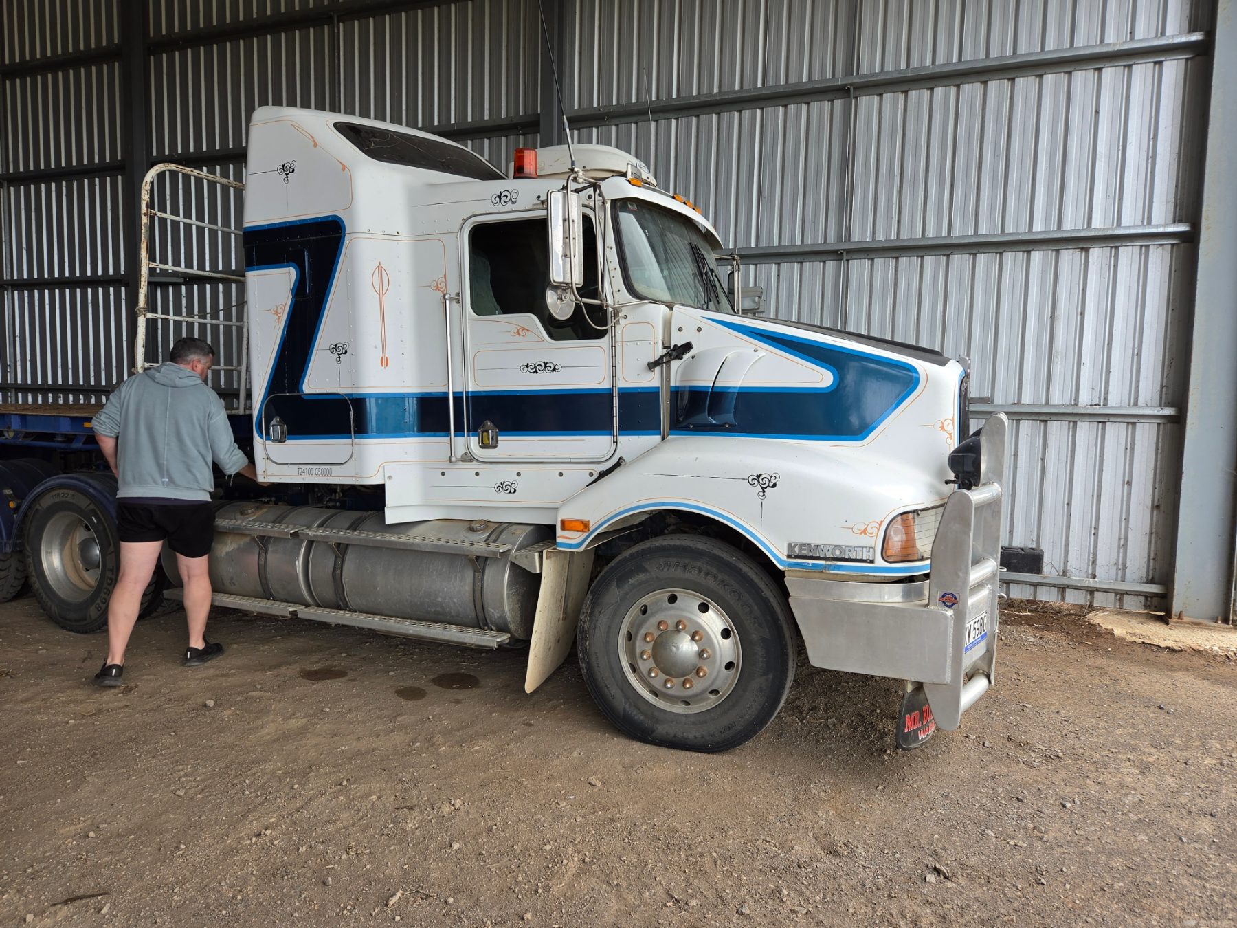 2005 KENWORTH T404 15 SP MANUAL PRIME MOVER