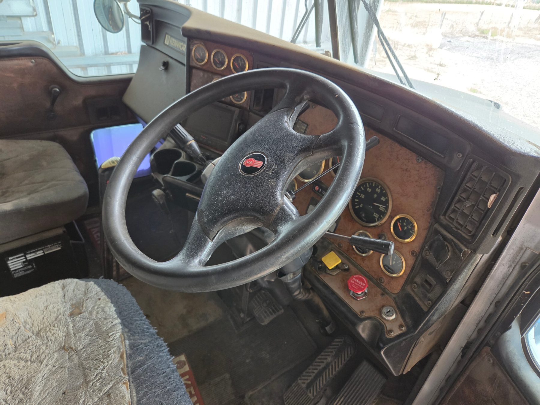 2005 KENWORTH T404 15 SP MANUAL PRIME MOVER