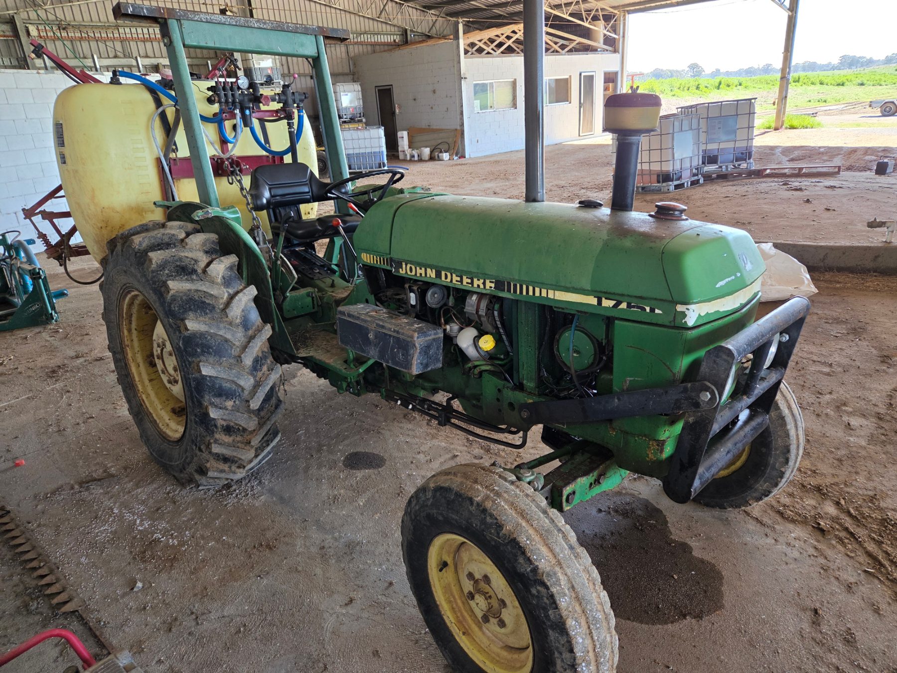 JOHN DEERE 1750 2WD TRACTOR