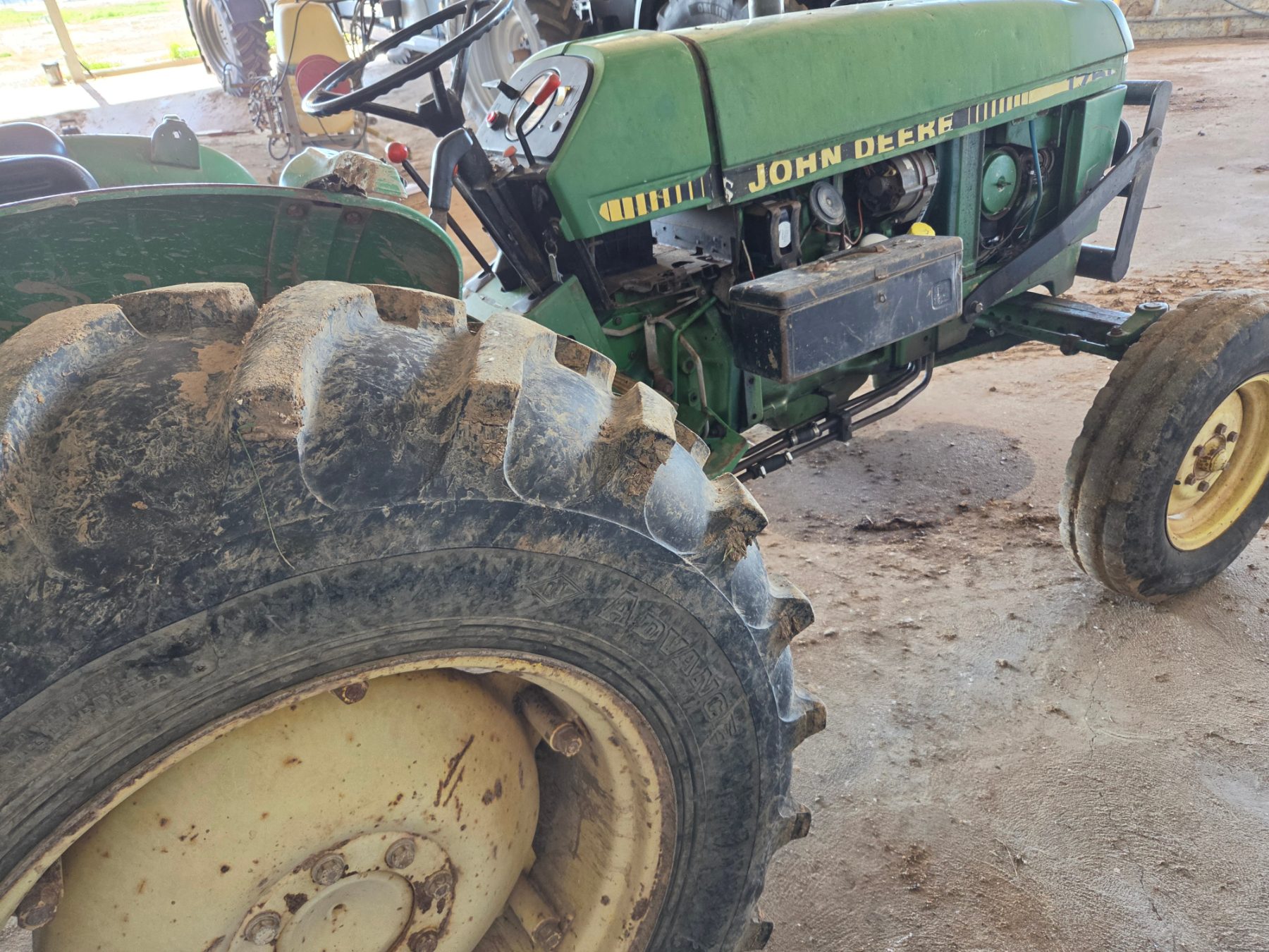 JOHN DEERE 1750 2WD TRACTOR