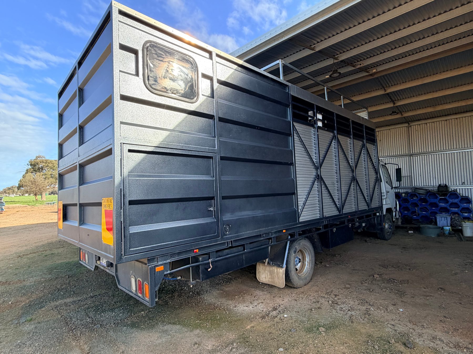 2002 MITSUBISHI FIGHTER FK617 LWB 6 SP MANUAL HORSE TRANSPORTER & CAMPER