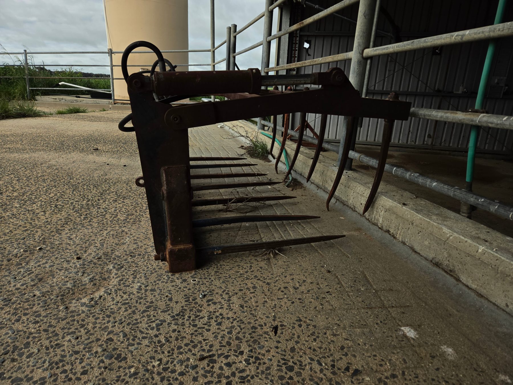 (13038) FEL PIT SILAGE GRAB