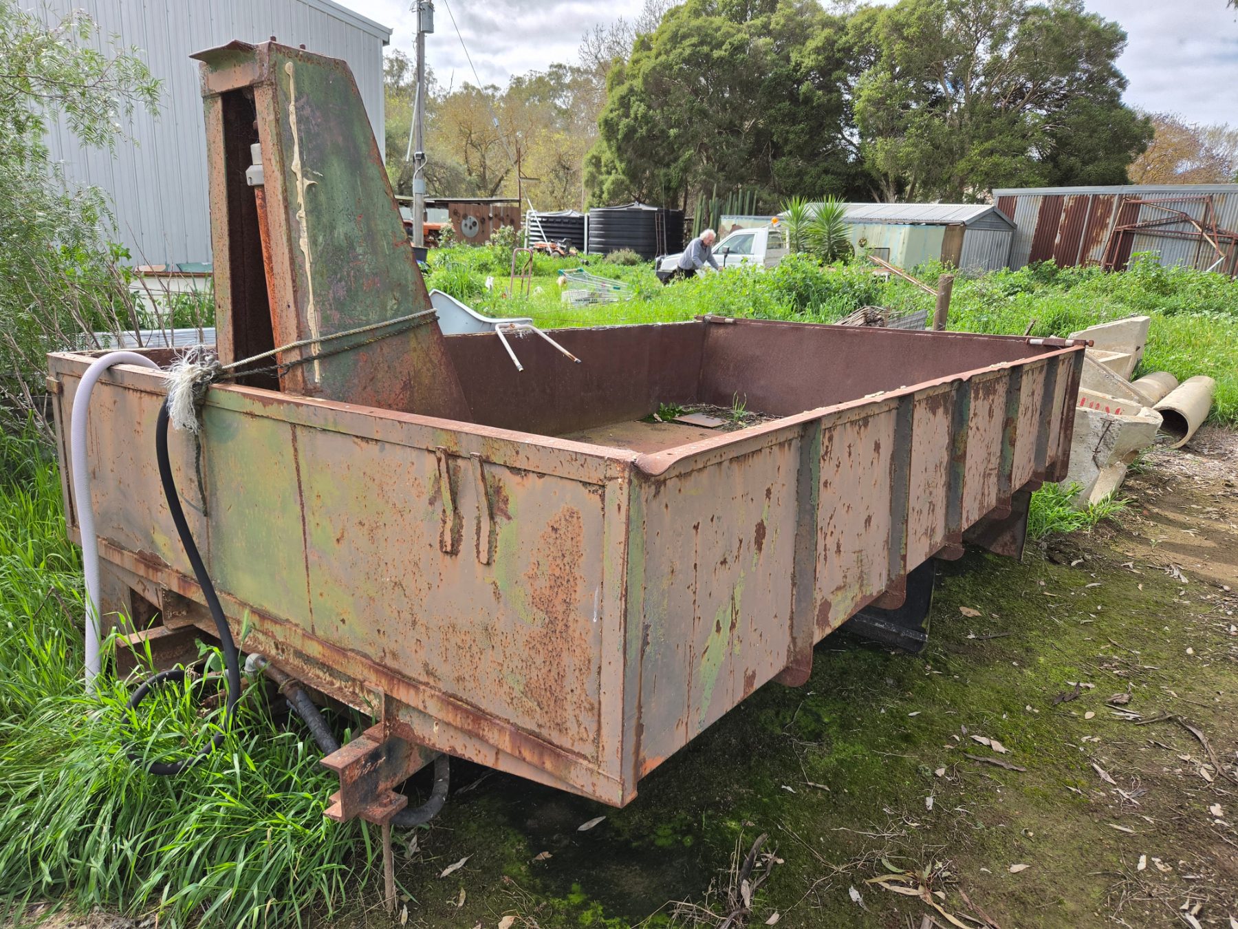 HYDRAULIC TIPPER BODY ON CHASSIS RAILS