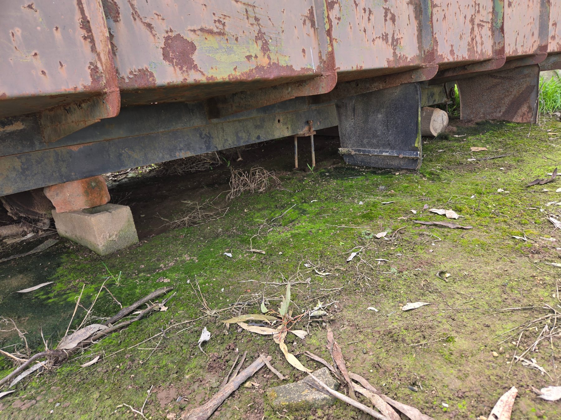 HYDRAULIC TIPPER BODY ON CHASSIS RAILS