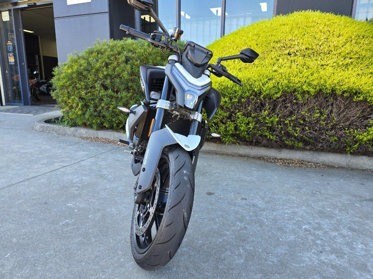 2025 CF MOTO 450 NK ROAD