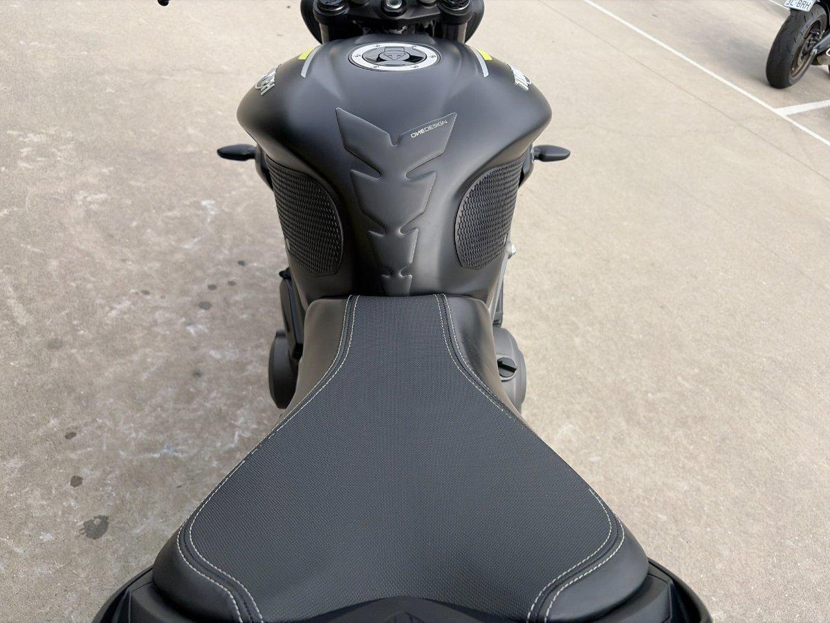 2019 TRIUMPH STREET TRIPLE S ROAD