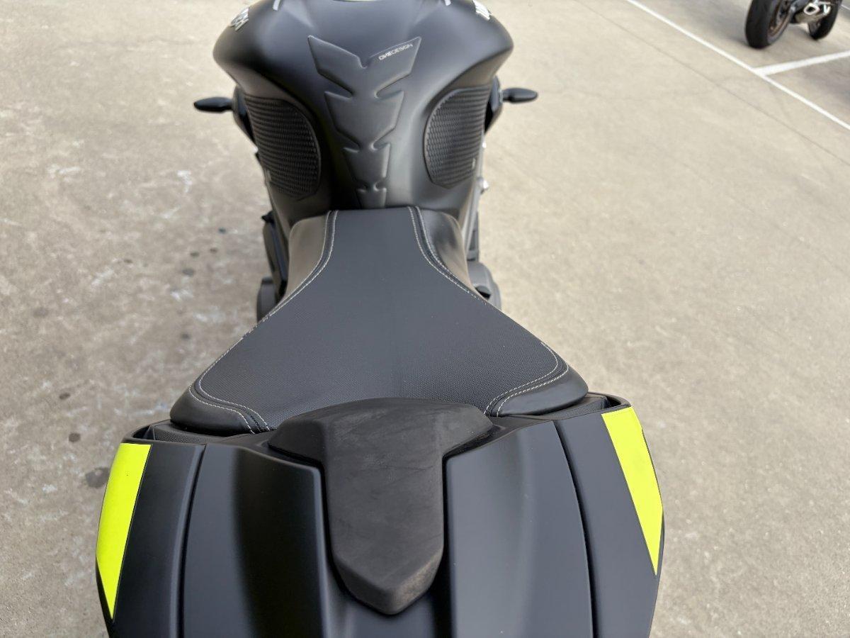 2019 TRIUMPH STREET TRIPLE S ROAD