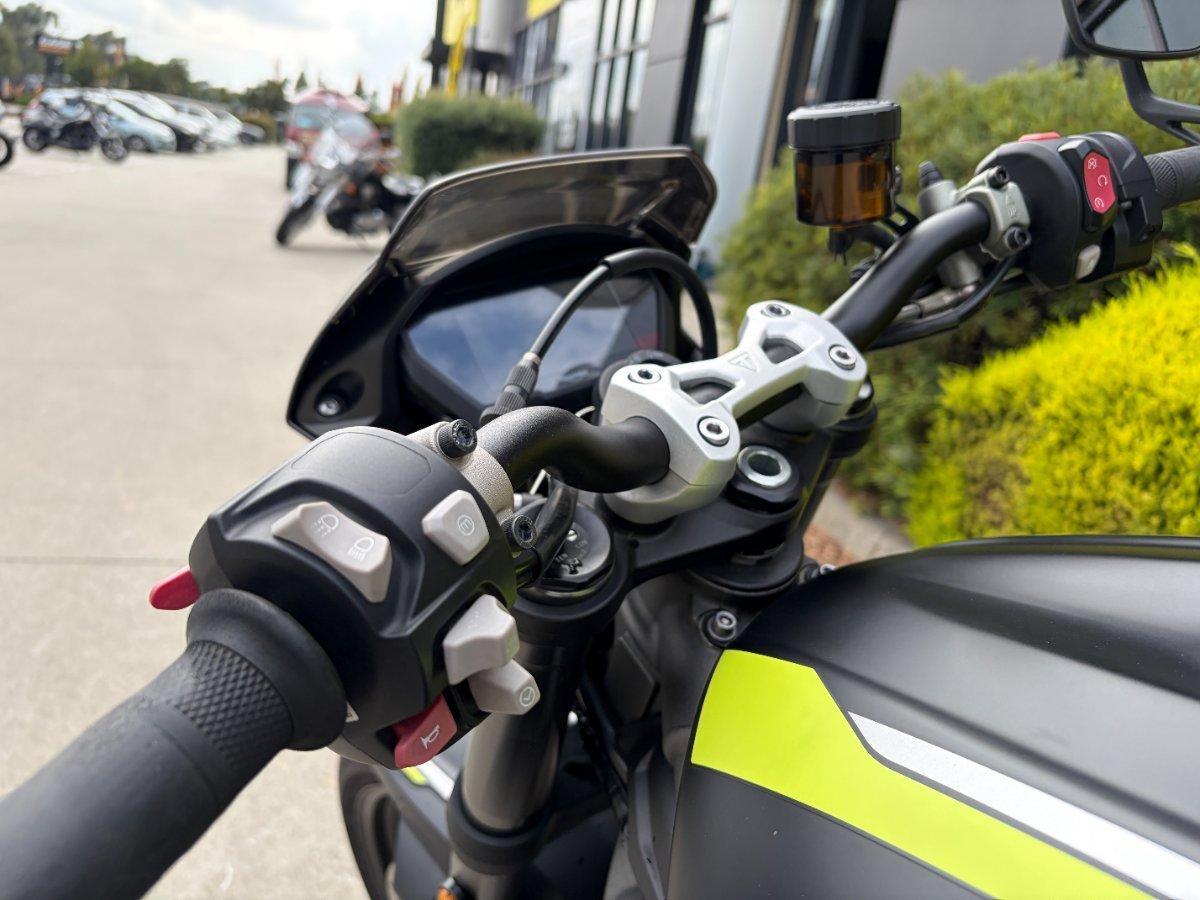 2019 TRIUMPH STREET TRIPLE S ROAD