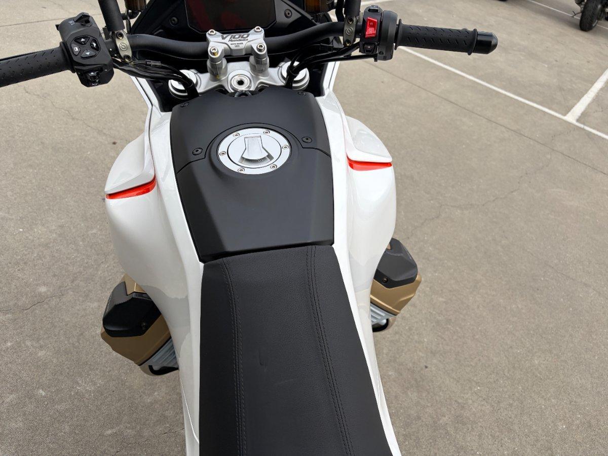 2023 MOTO GUZZI V100 MANDELLO ROAD