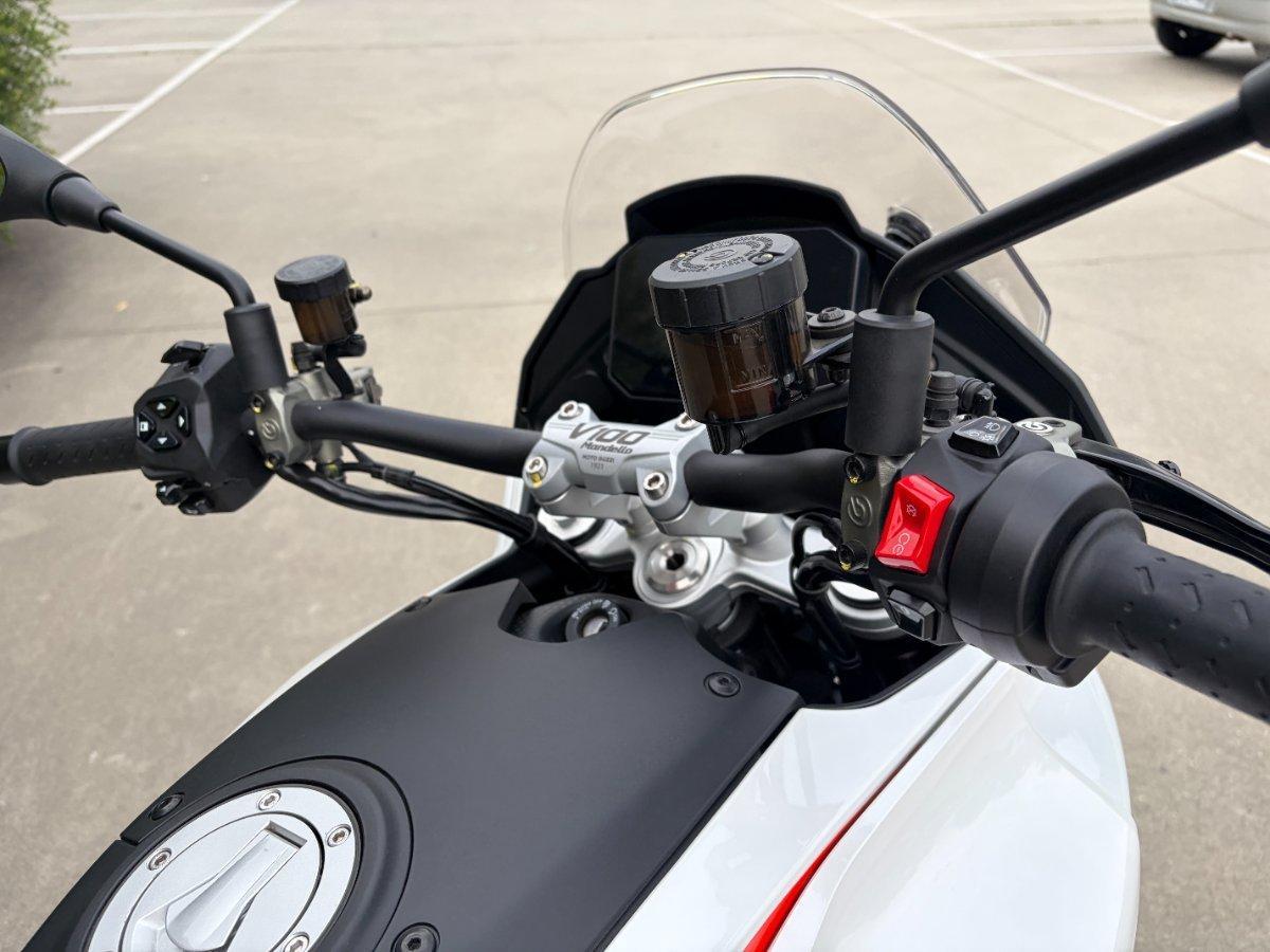 2023 MOTO GUZZI V100 MANDELLO ROAD