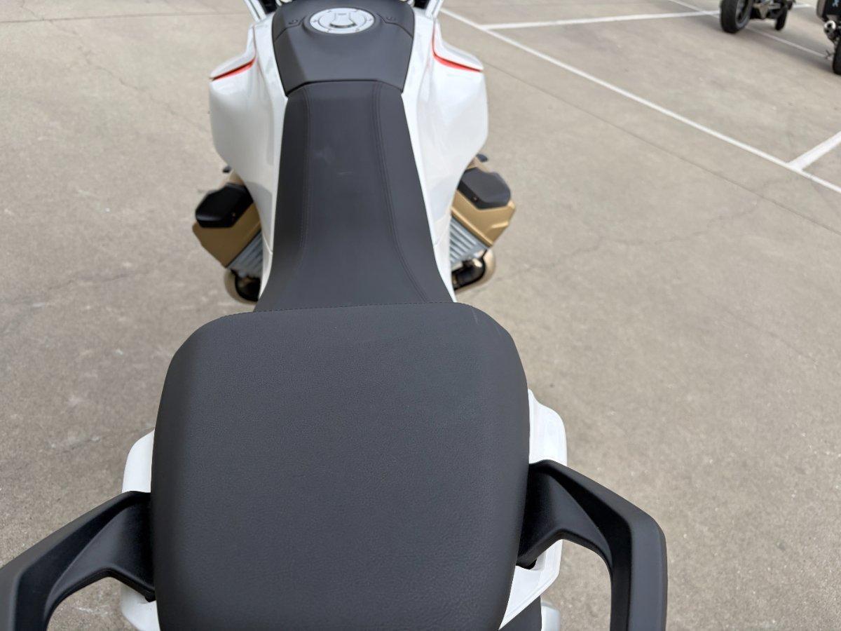 2023 MOTO GUZZI V100 MANDELLO ROAD