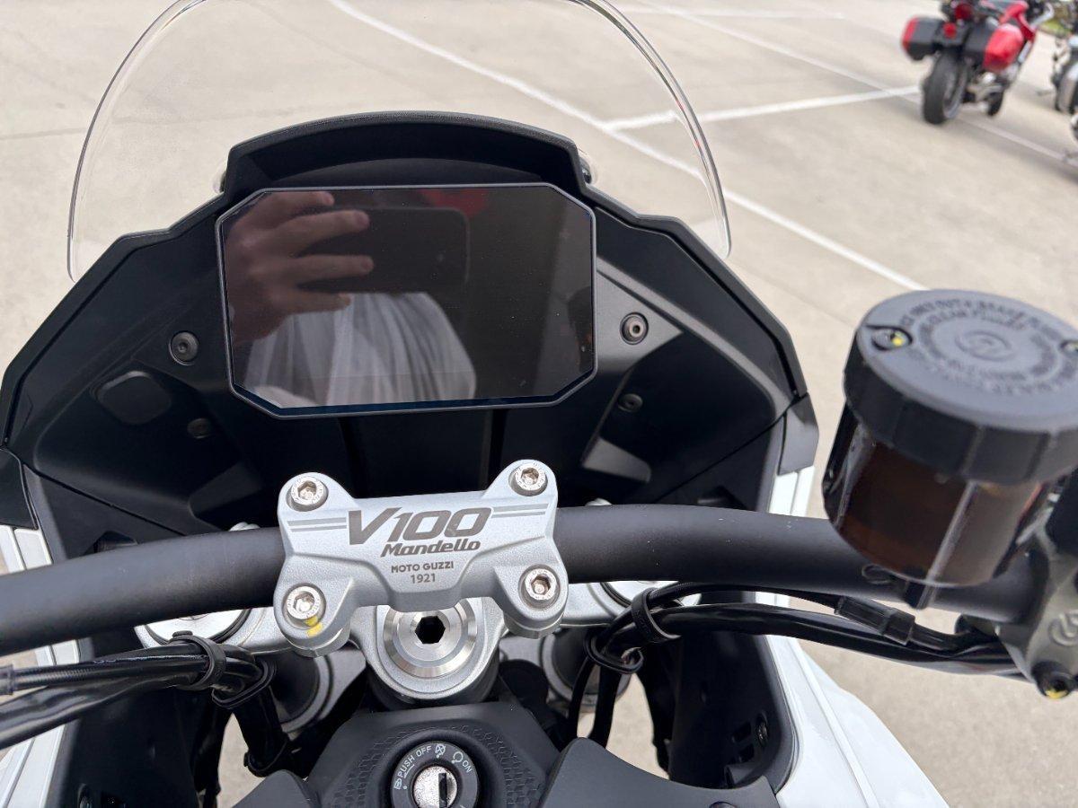 2023 MOTO GUZZI V100 MANDELLO ROAD