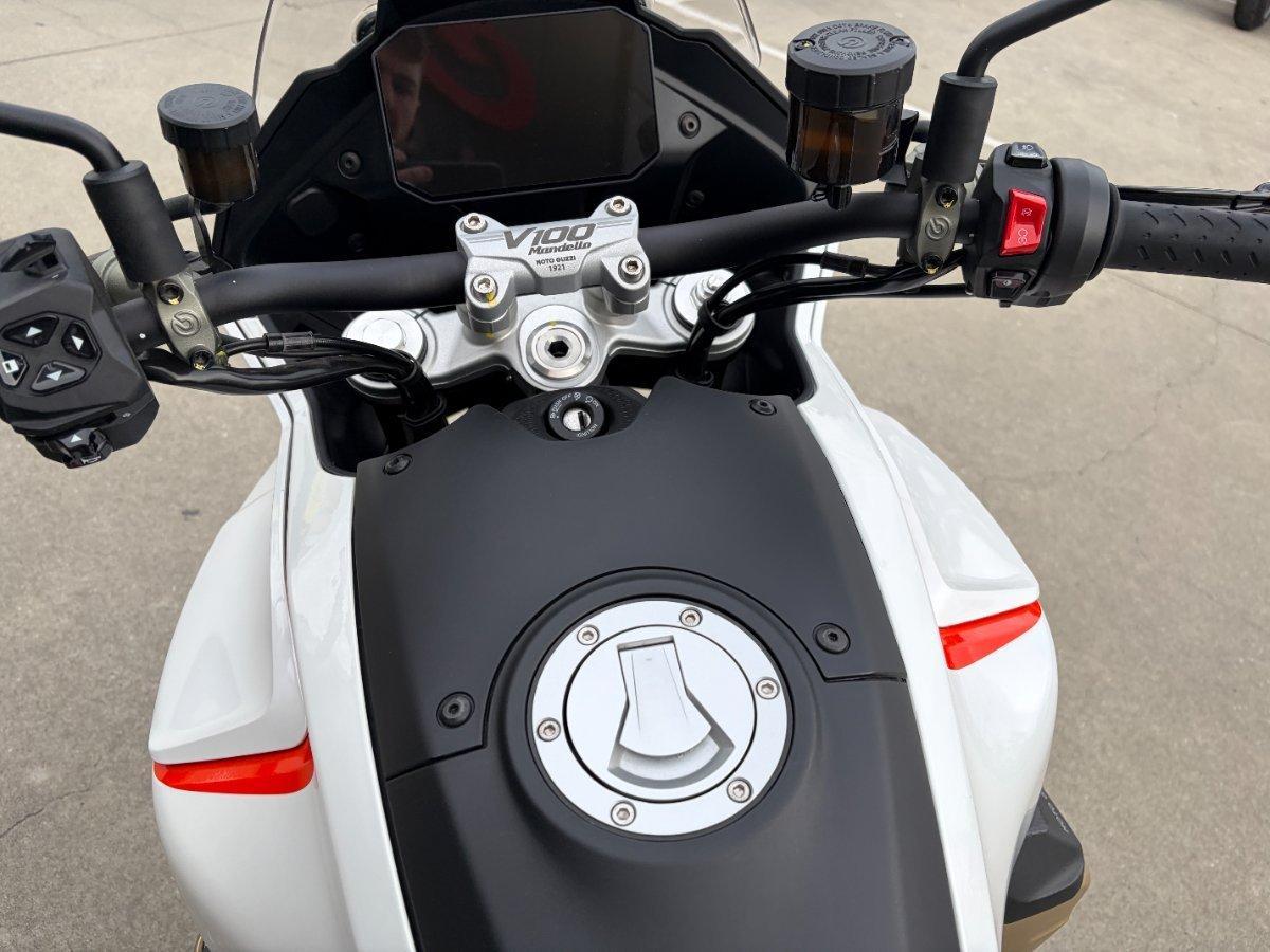 2023 MOTO GUZZI V100 MANDELLO ROAD