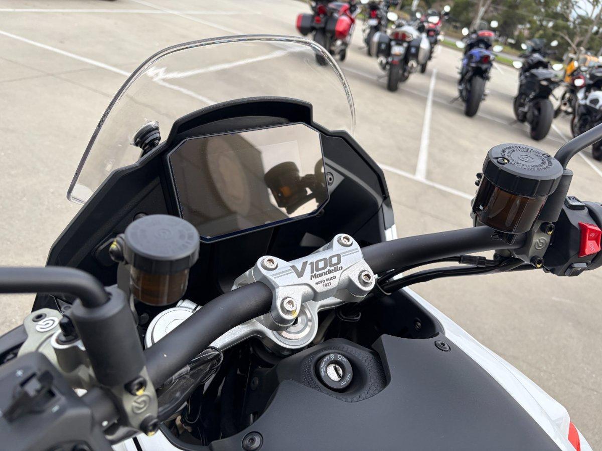 2023 MOTO GUZZI V100 MANDELLO ROAD