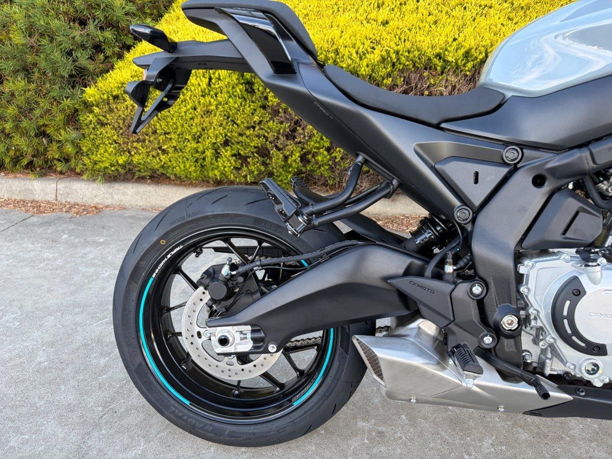 2025 CF MOTO 675 NK ROAD