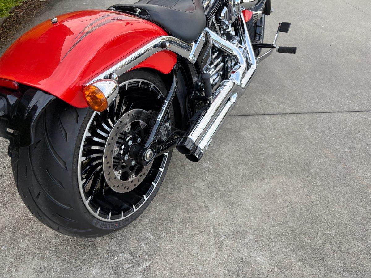 2017 HARLEY-DAVIDSON FXSB SOFTAIL BREAKOUT CRUISER