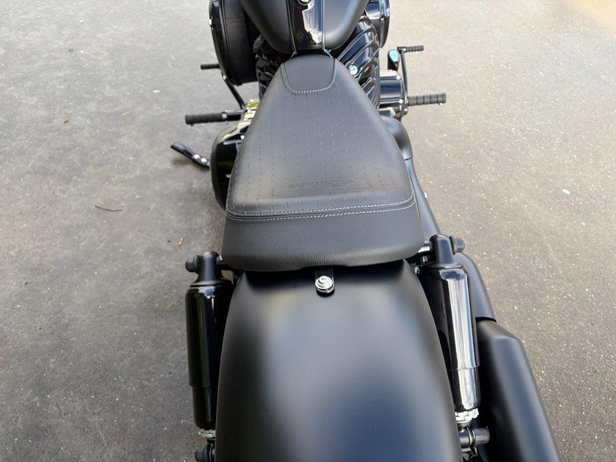 2026 INDIAN CHIEF BOBBER DARK HORSE 1890 CRUISER
