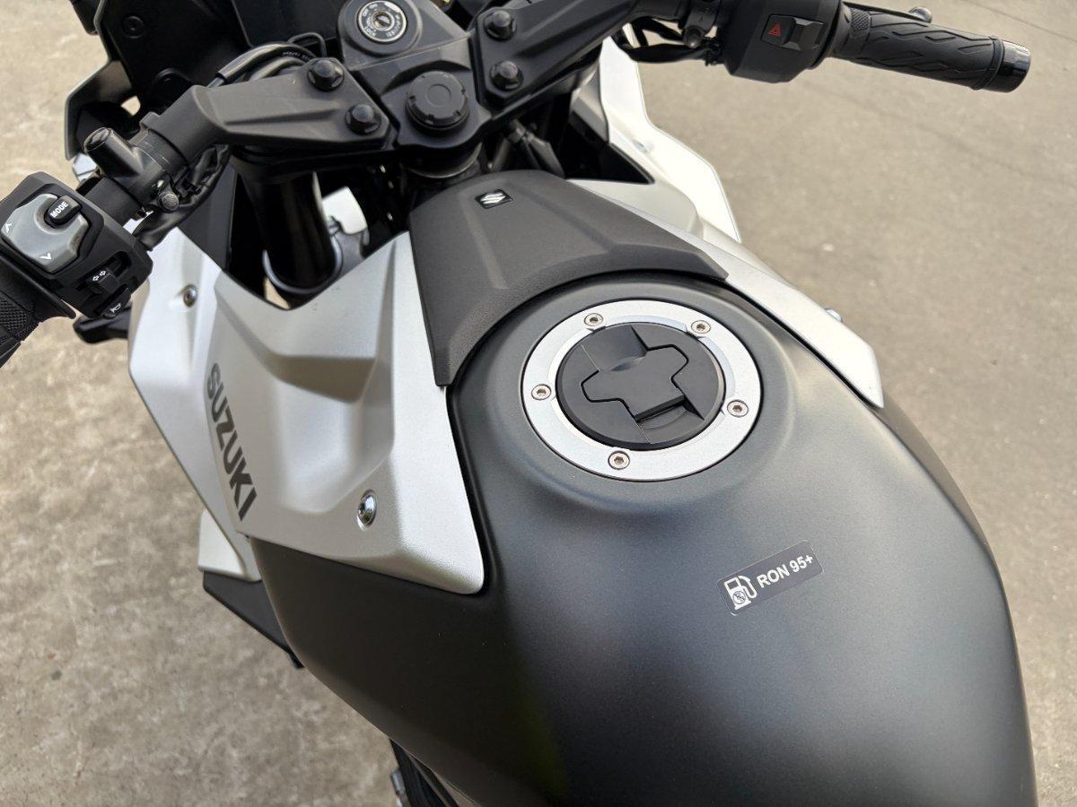 2025 SUZUKI GSX-8R ROAD