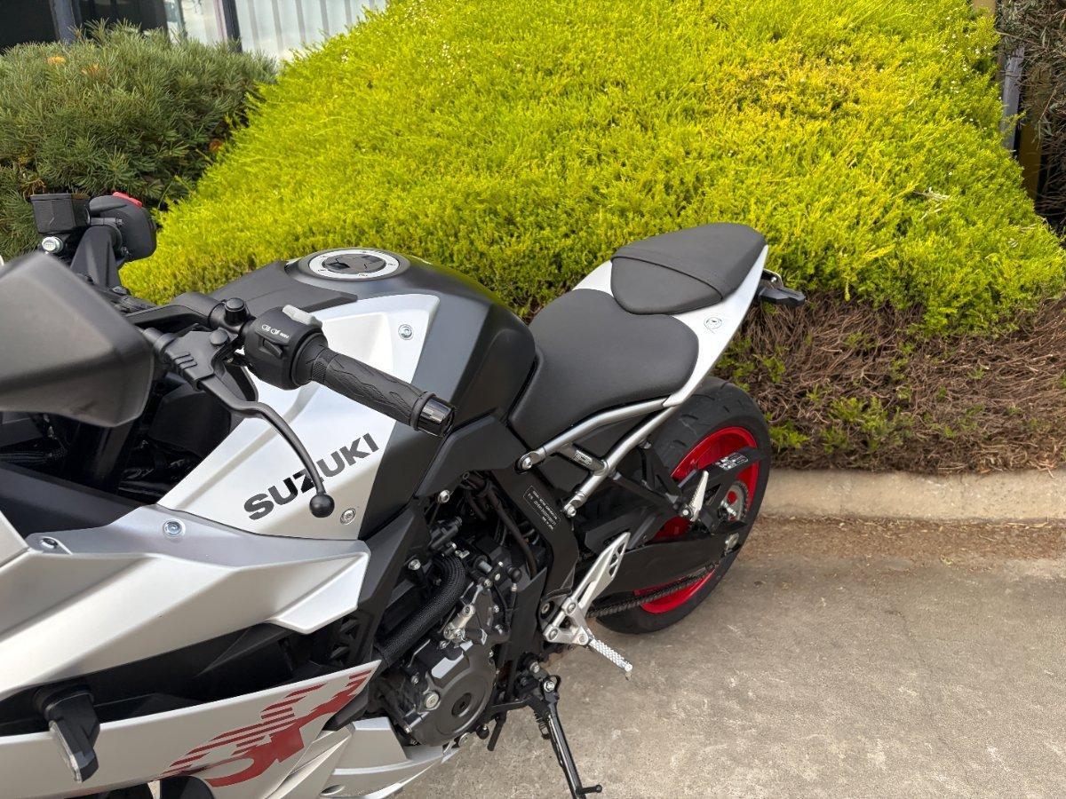 2025 SUZUKI GSX-8R ROAD