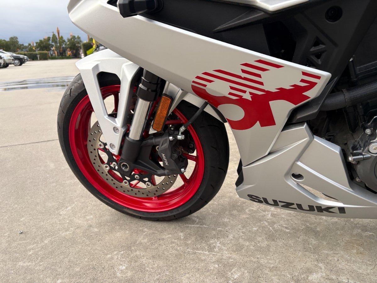 2025 SUZUKI GSX-8R ROAD