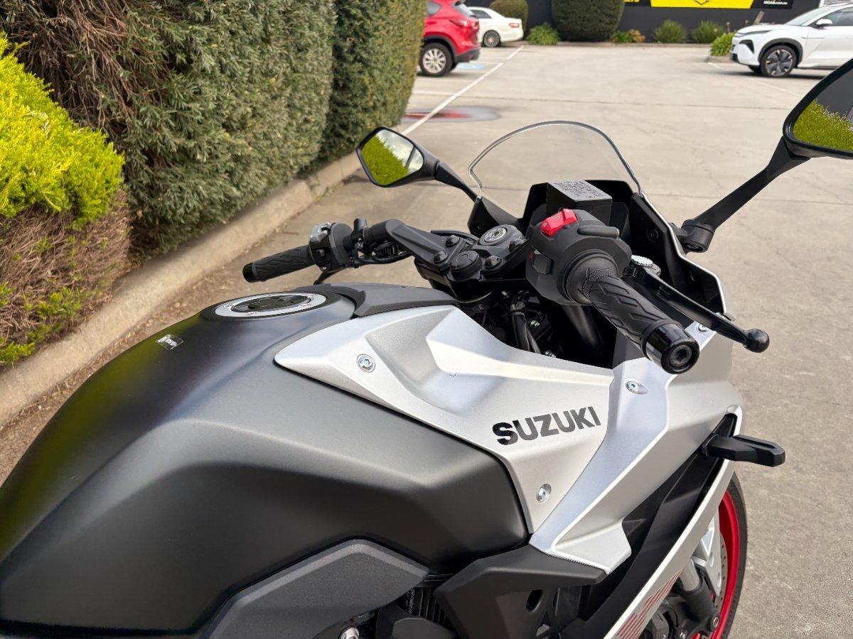 2025 SUZUKI GSX-8R ROAD