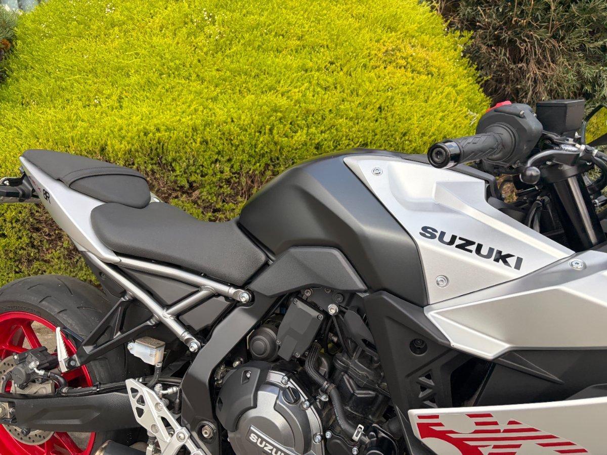 2025 SUZUKI GSX-8R ROAD