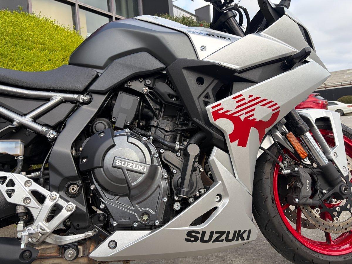 2025 SUZUKI GSX-8R ROAD