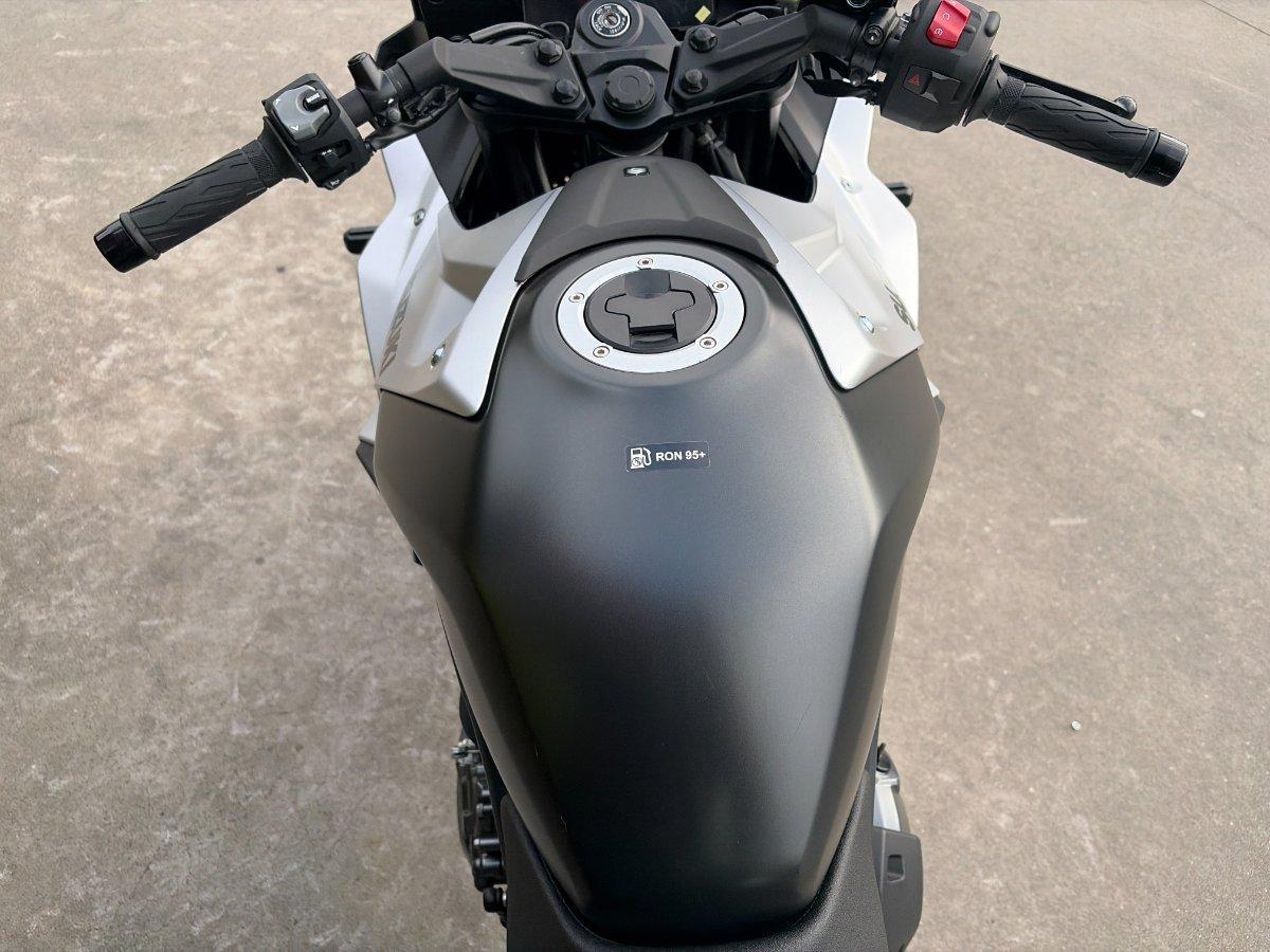 2025 SUZUKI GSX-8R ROAD