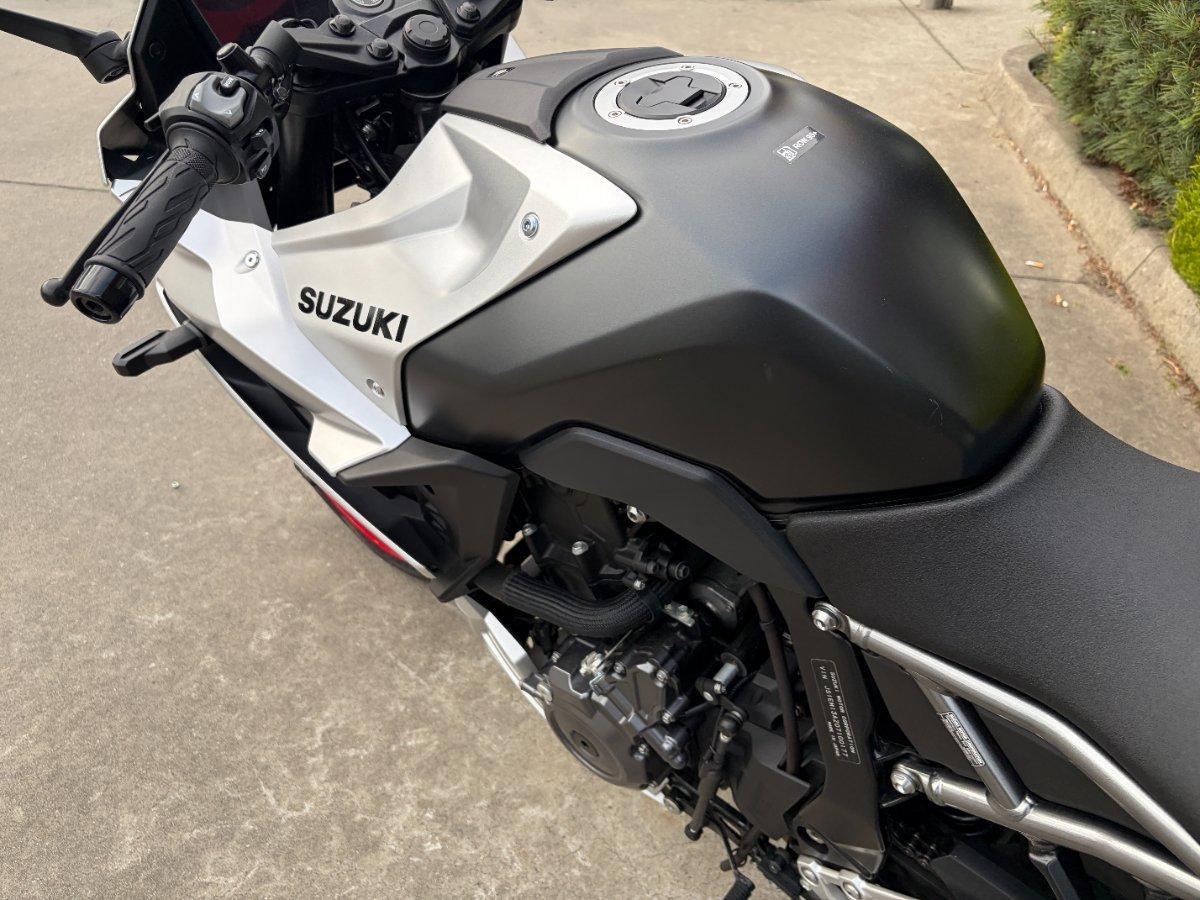 2025 SUZUKI GSX-8R ROAD