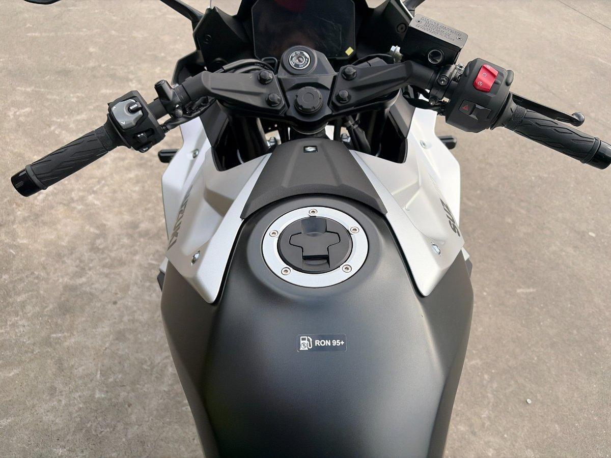 2025 SUZUKI GSX-8R ROAD