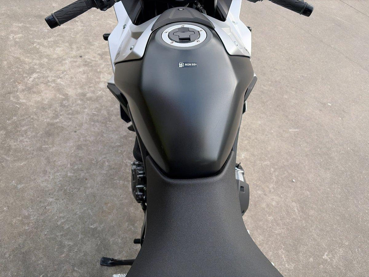 2025 SUZUKI GSX-8R ROAD