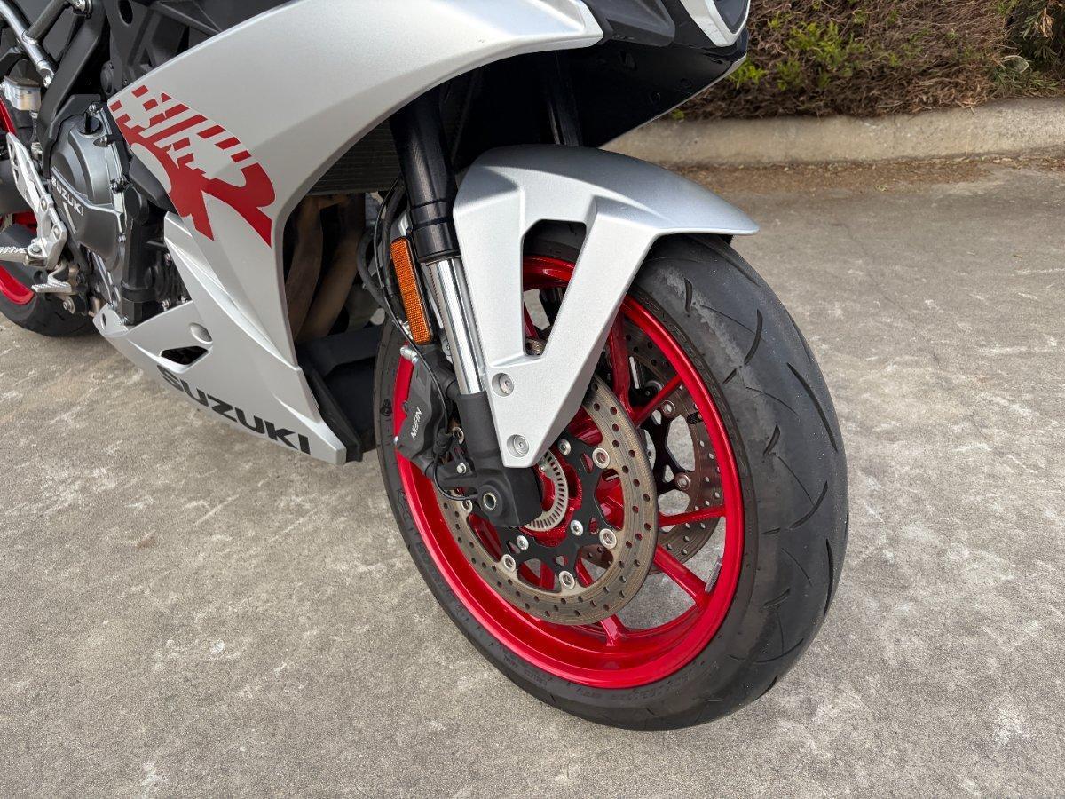2025 SUZUKI GSX-8R ROAD