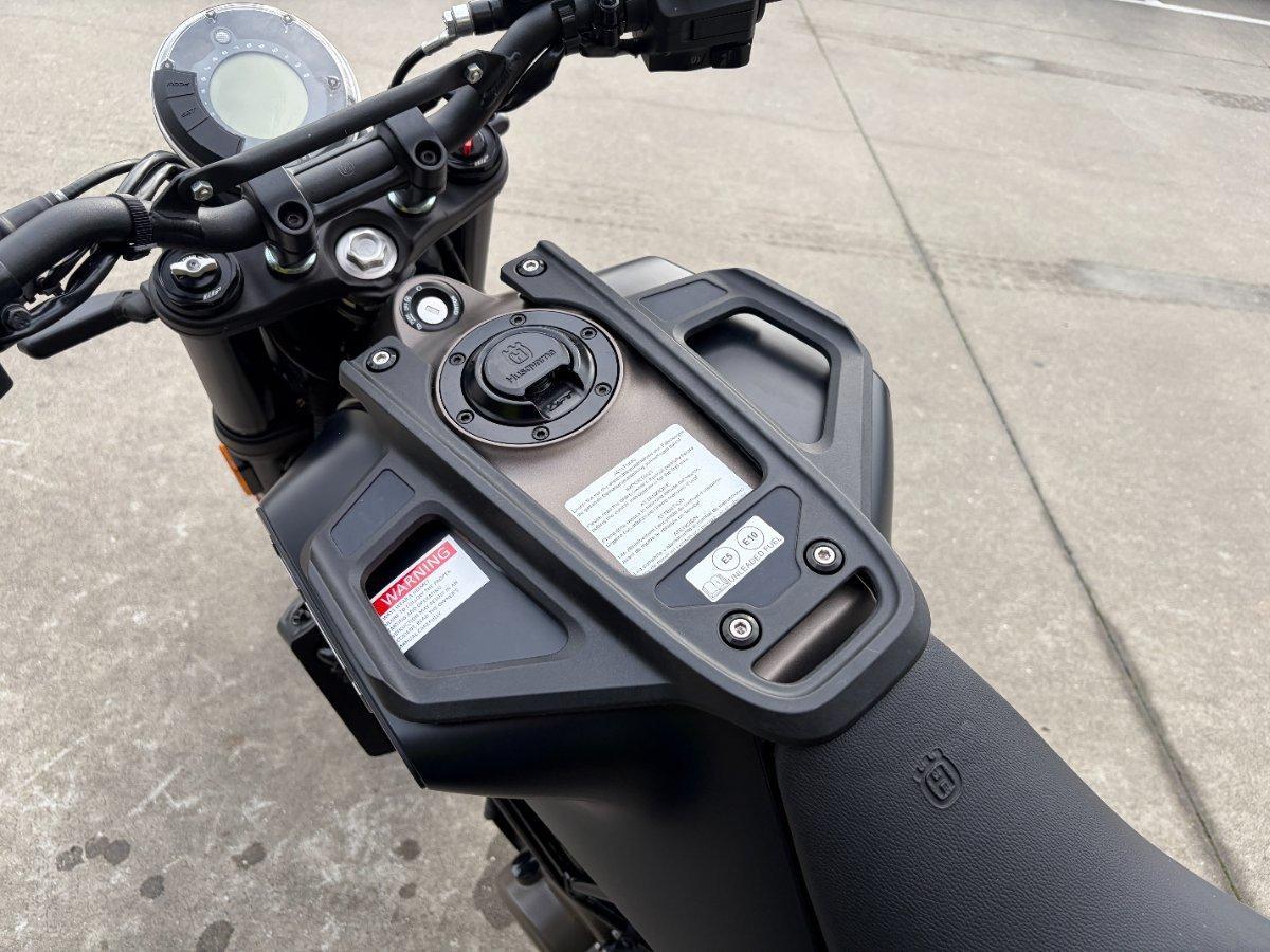 2023 HUSQVARNA SVARTPILEN 401 ROAD