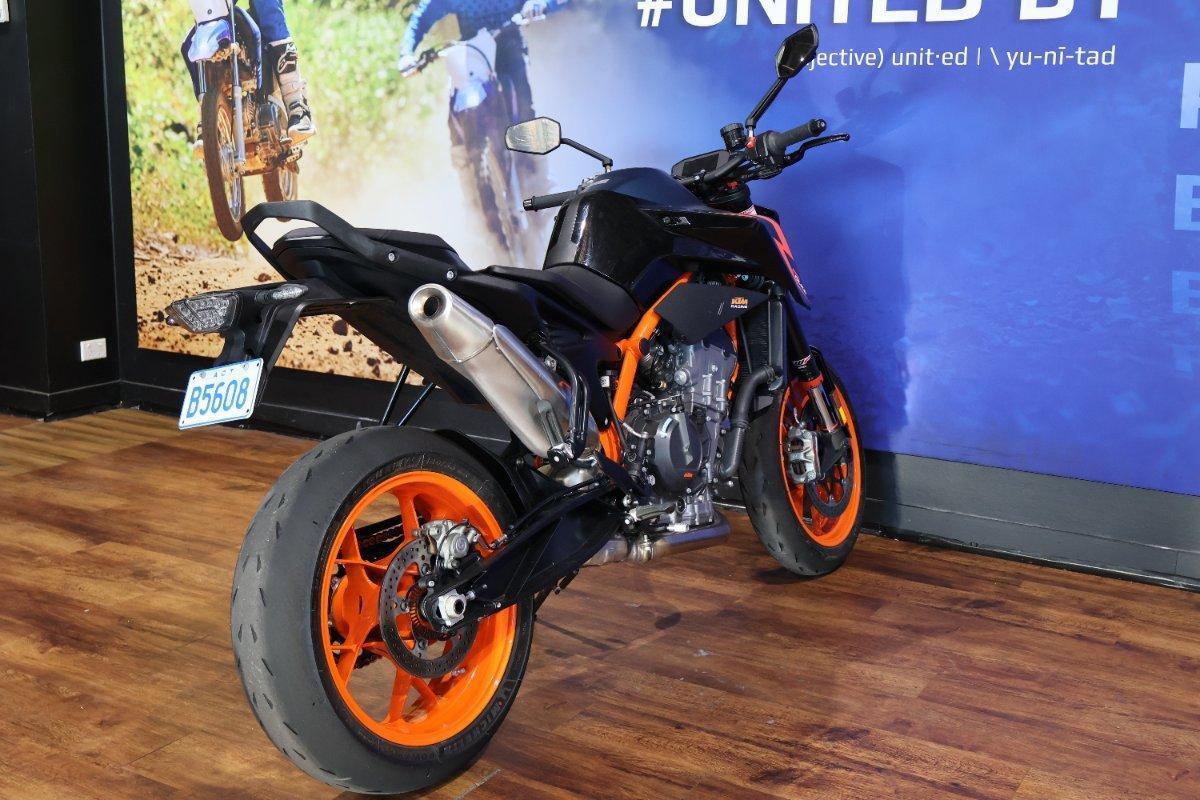 2023 KTM 890 DUKE R ROAD