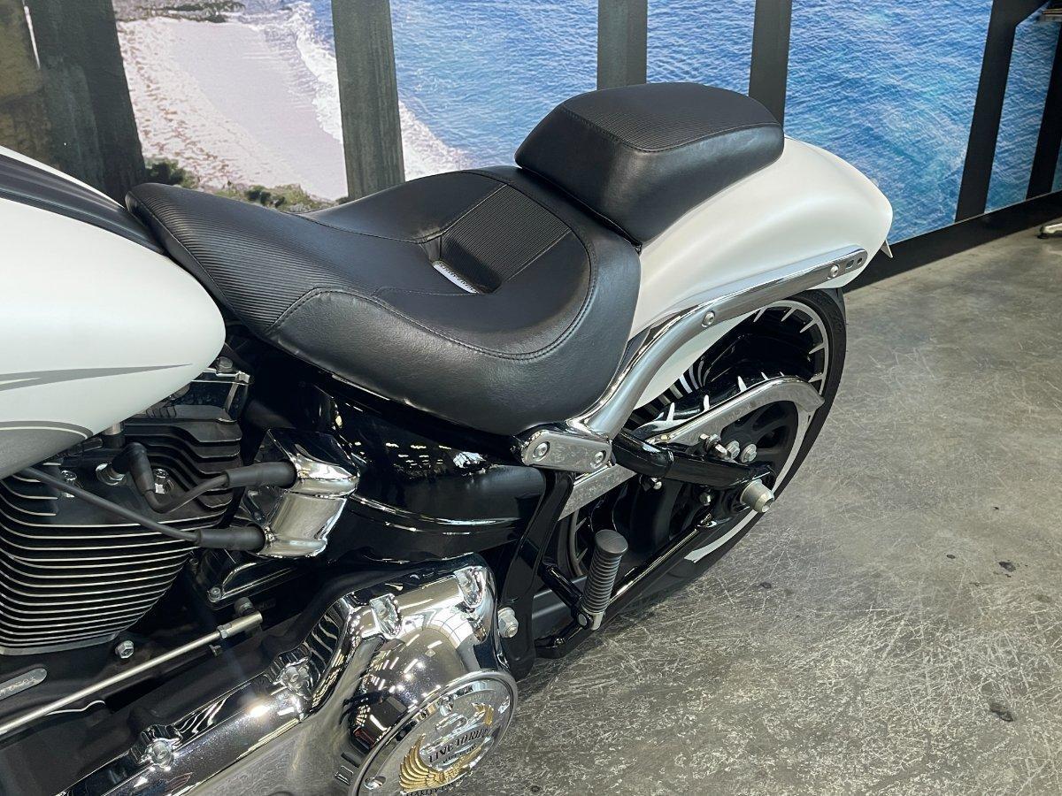 2017 HARLEY-DAVIDSON FXSB SOFTAIL BREAKOUT CRUISER