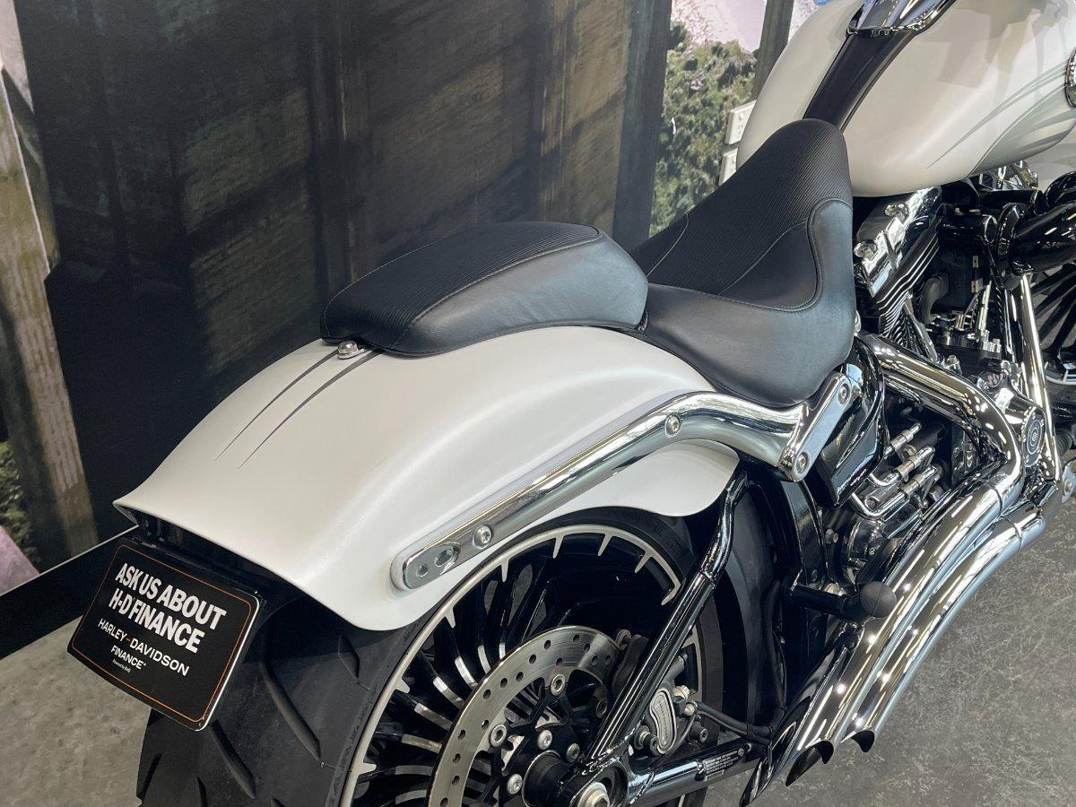 2017 HARLEY-DAVIDSON FXSB SOFTAIL BREAKOUT CRUISER