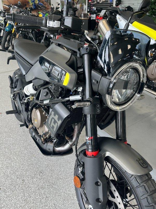 2025 HUSQVARNA SVARTPILEN 401 ROAD