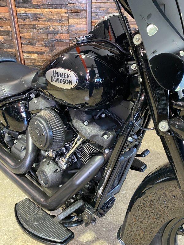 2022 HARLEY-DAVIDSON FLHCS HERITAGE CLASSIC 114 CRUISER