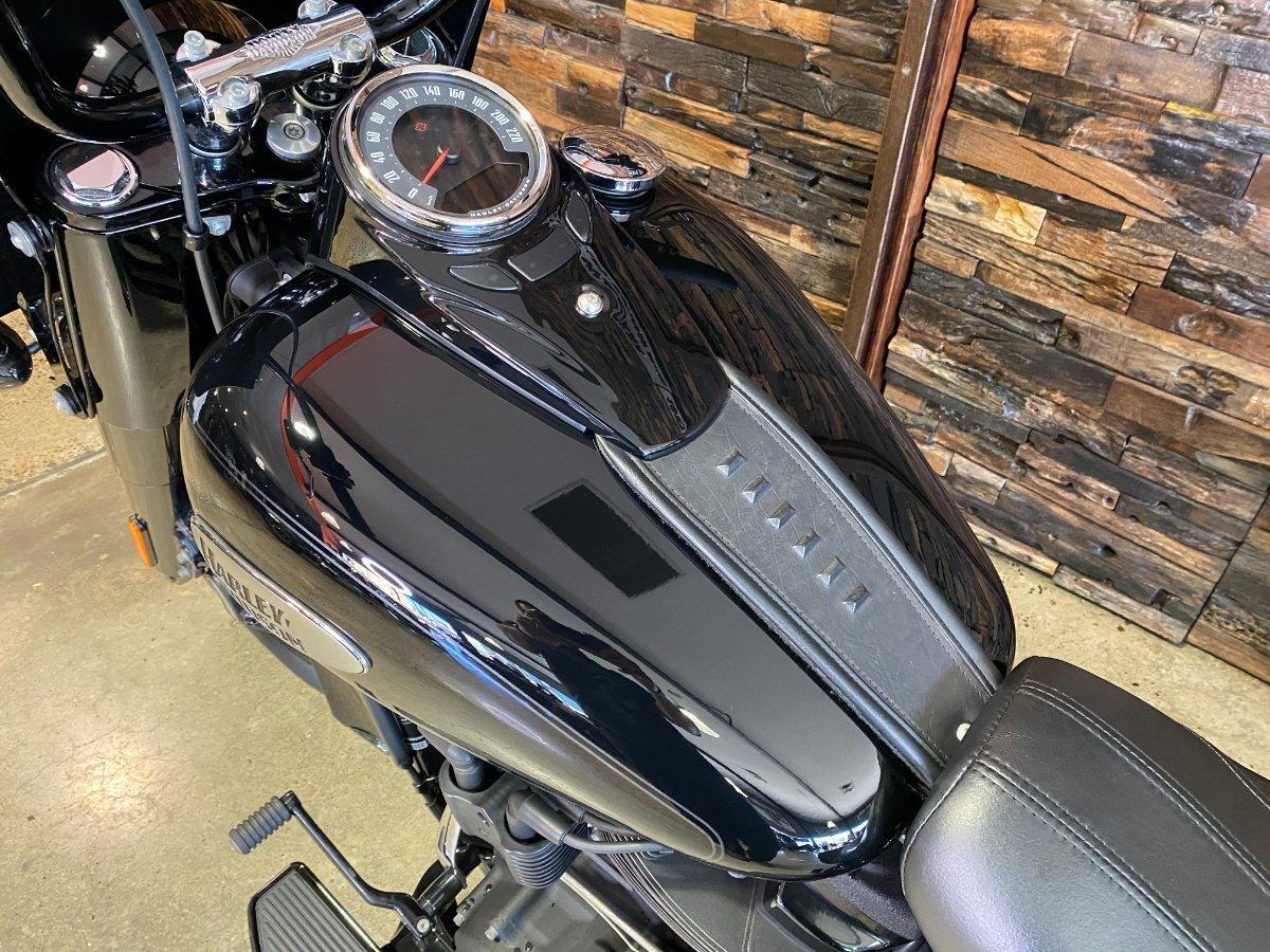 2022 HARLEY-DAVIDSON FLHCS HERITAGE CLASSIC 114 CRUISER