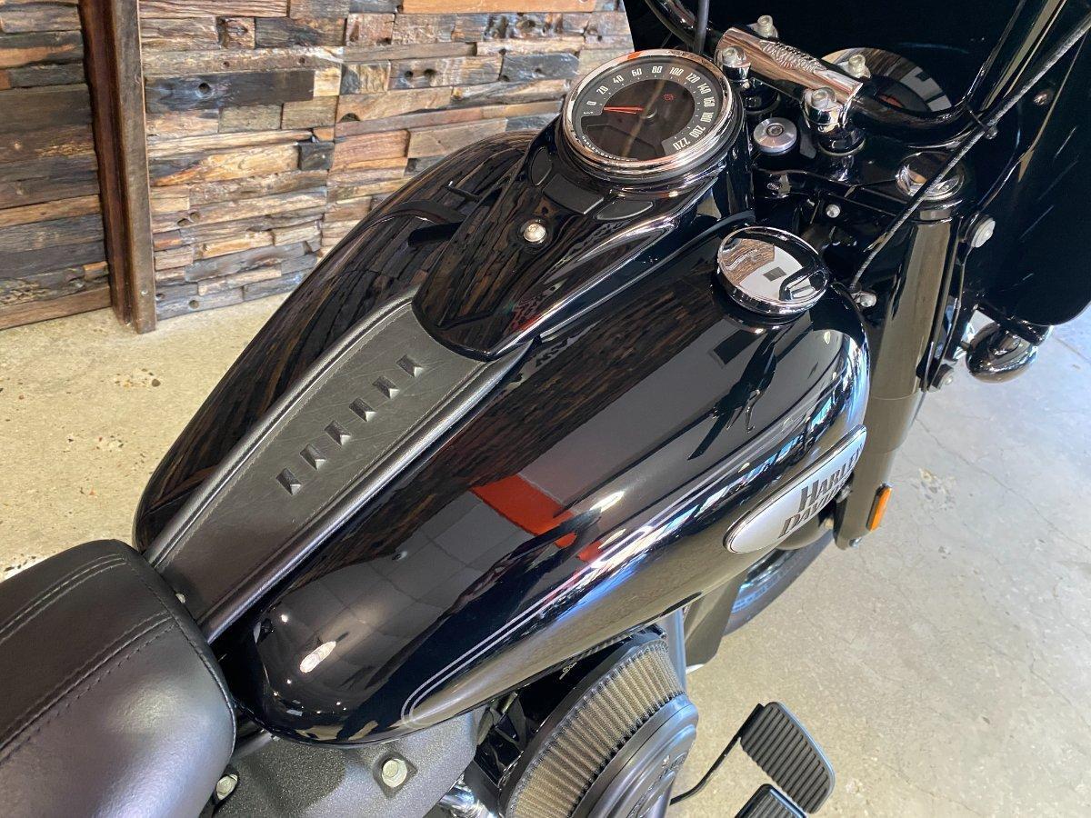 2022 HARLEY-DAVIDSON FLHCS HERITAGE CLASSIC 114 CRUISER