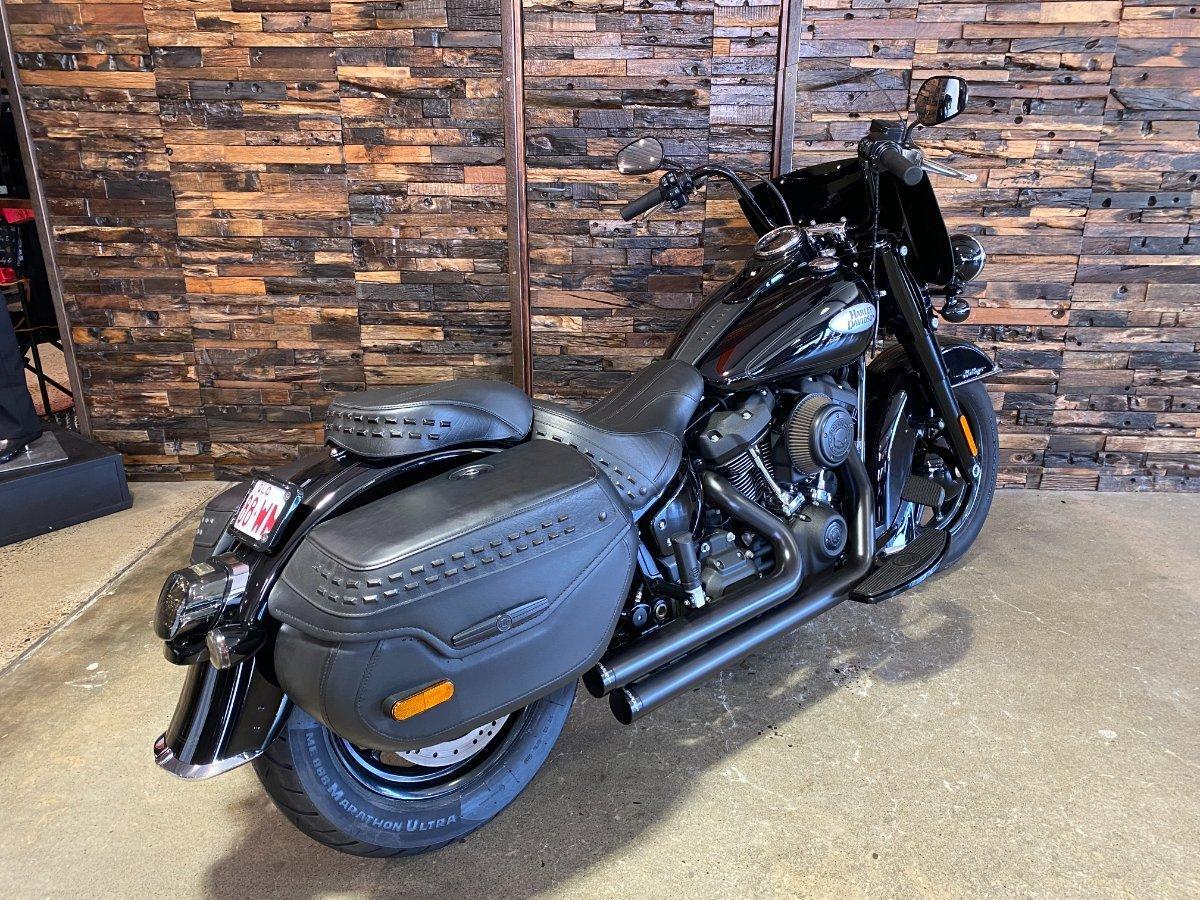 2022 HARLEY-DAVIDSON FLHCS HERITAGE CLASSIC 114 CRUISER