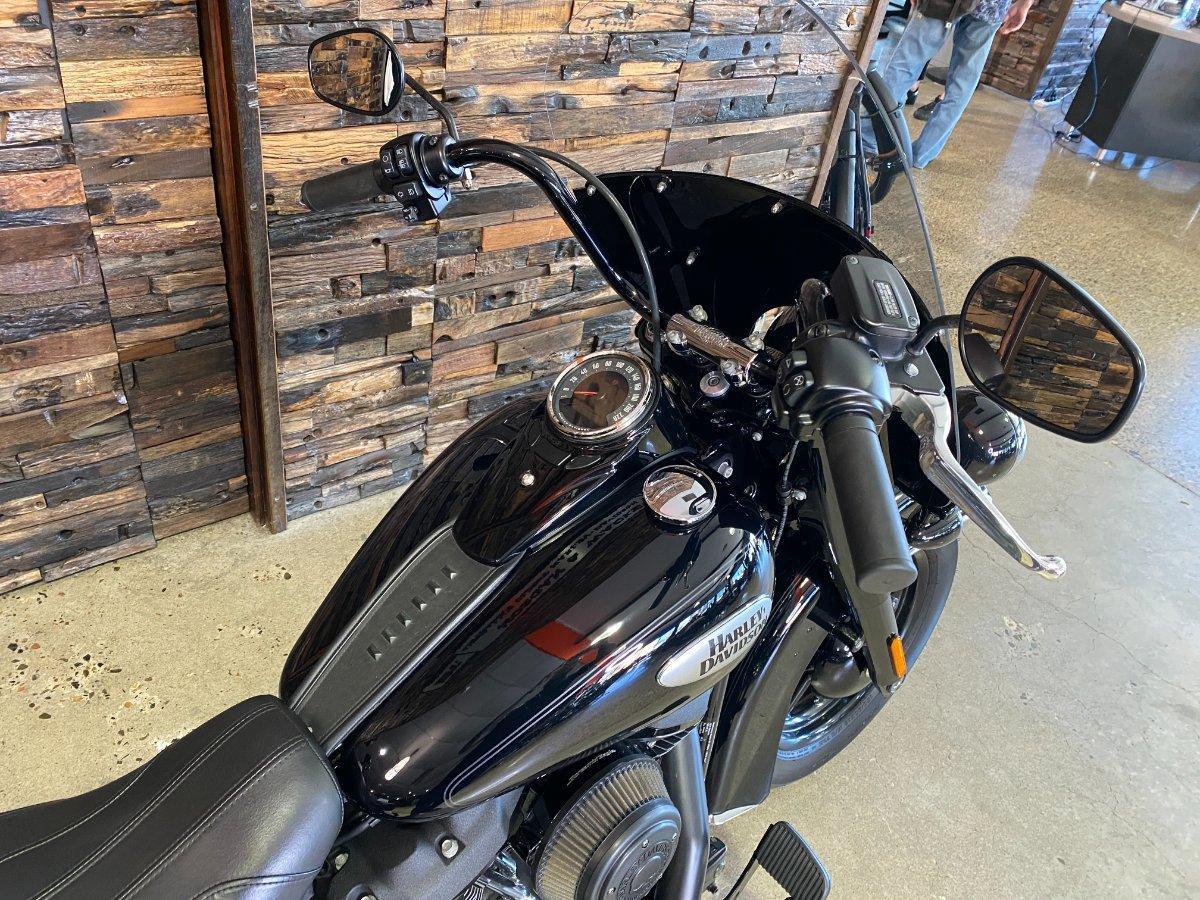 2022 HARLEY-DAVIDSON FLHCS HERITAGE CLASSIC 114 CRUISER