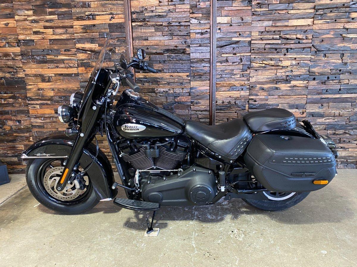 2022 HARLEY-DAVIDSON FLHCS HERITAGE CLASSIC 114 CRUISER