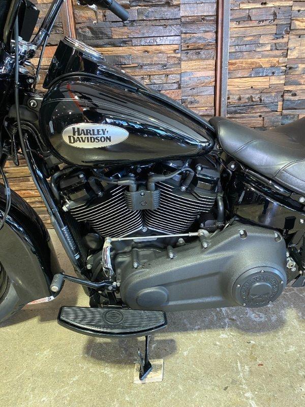 2022 HARLEY-DAVIDSON FLHCS HERITAGE CLASSIC 114 CRUISER