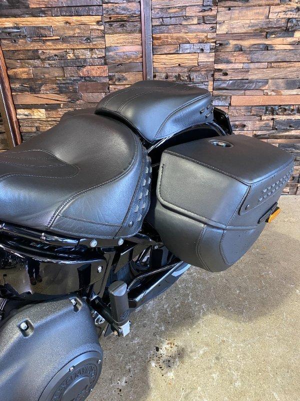 2022 HARLEY-DAVIDSON FLHCS HERITAGE CLASSIC 114 CRUISER