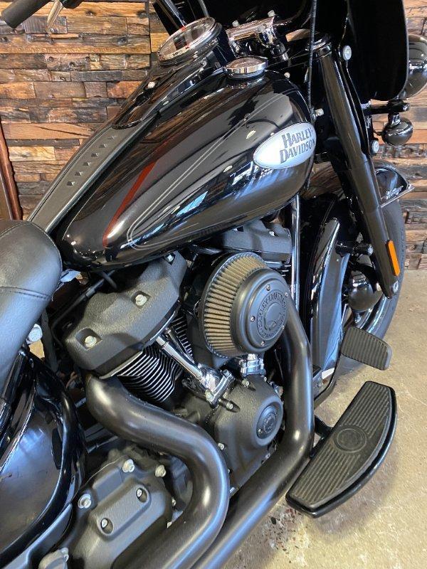 2022 HARLEY-DAVIDSON FLHCS HERITAGE CLASSIC 114 CRUISER